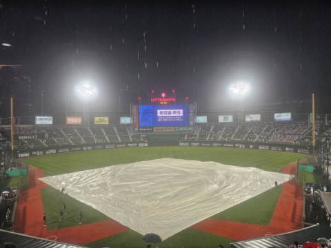 '비야 고맙다', 사직 롯데-LG전 폭우에 노게임 선언
