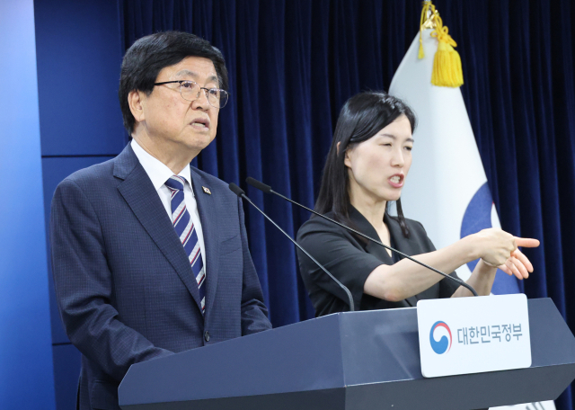 최교진 교육부 장관이 1일 서울 종로구 정부서울청사에서 부산대, 충남대, 전남대를 거점국립대 패키지 지원대학으로 선정했다고 발표하고 있다. 연합뉴스