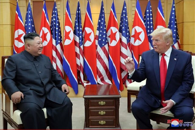 2019년 6월 김정은 북한 국무위원장과 도널드 트럼프 미국 대통령이 판문점 남측 자유의집 VIP실에서 만나 밝은 표정으로 대화하고 있다. 연합뉴스