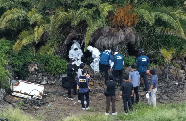 경찰총장 공백이 역대 최장을 기록하며 경찰 수사 공백을 우려하는 목소리가 제기된다. 사진은 지난달 24일 제주시 한림읍 수원리의 한 야자수농장에서 수개월 전 실종됐던 장미란 씨 시신을 발견해 현장 감식을 진행하는 모습. 연합뉴스