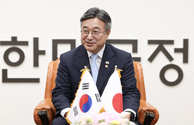 윤호중 행정안전부 장관이 1일 서울 종로구 정부서울청사에서 하라 구니아키 일본 총무성 사무차관의 예방을 받고, 한-일 양국 간 지방행정 분야 교류·협력 강화 방안 등에 대해 환담하고 있다. 연합뉴스
