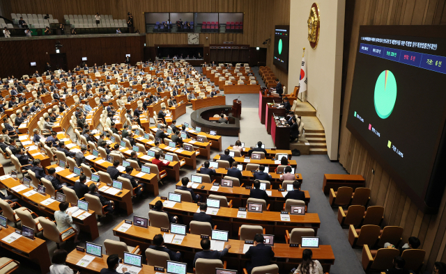 3일 국회에서 열린 본회의에서 주요 법안들이 통과되고 있다. 연합뉴스