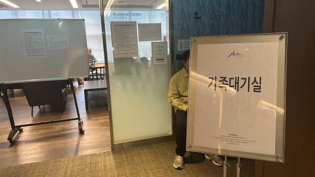 3일 오후 5시께 티엔에스캐처호 실종자 가족들이 머무르는 부산 동구 한 호텔 4층 가족대기실 모습. 김재량·이예슬 기자 ryang@