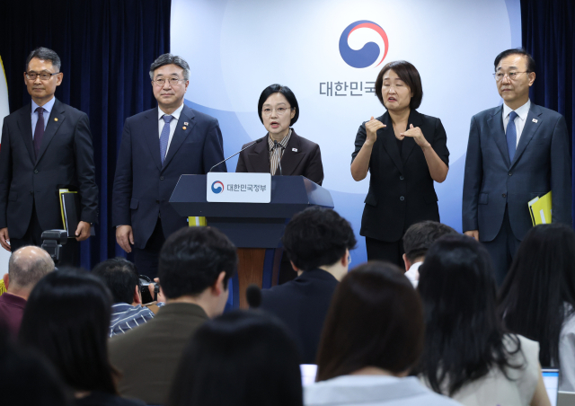 한성숙 국무총리가 3일 오전 서울 종로구 정부서울청사에서 행정·공공기관 이전 및 공공기관 기능개혁 관련 기자회견을 하고 있다. 연합뉴스