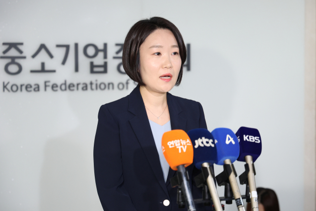 이소영 중소벤처기업부 장관 후보자가 4일 서울 여의도 중소기업중앙회를 찾아 차담회를 마친 뒤 취재진과 질의응답하고 있다.연합뉴스