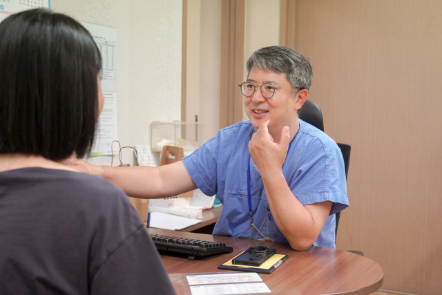 양산부산대병원 남수봉 성형외과 교수가 환자를 진료하고 있다. 양산부산대병원 제공