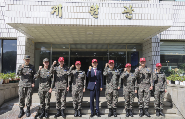 국민의힘 장동혁 대표가 7일 충북 청주시 상당구 공군사관학교를 방문해 자신이 교관으로 복무했던 군사훈련처에서 장병들과 기념 촬영하고 있다. 94기 공군사관후보생인 장 대표는 지난 1995년부터 1998년까지 공사에서 복무한 뒤 중위 전역했다. 연합뉴스