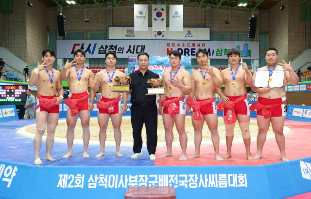 제2회 삼척이사부장군배전국장사씨름대회에서 단체전 정상에 오른 동아대 선수들. 부산시씨름협회 제공