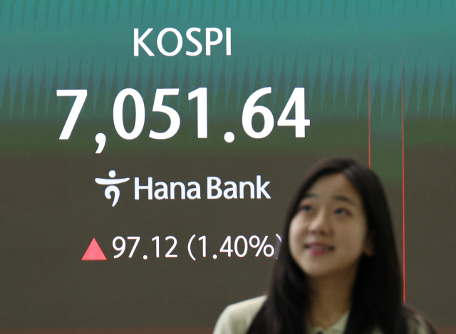 지난 9일 서울 중구 하나은행 딜링룸 현황판에 코스피 종가가 표시돼 있다. 연합뉴스