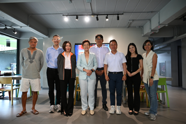 지난달 부산일보가 방문한 태국의 KLN시포트에서 시리랏 스리라따나몽콘 이사 겸 총괄상무(왼쪽에서 네번째)와 관계자들이 기념촬영하고 있다.