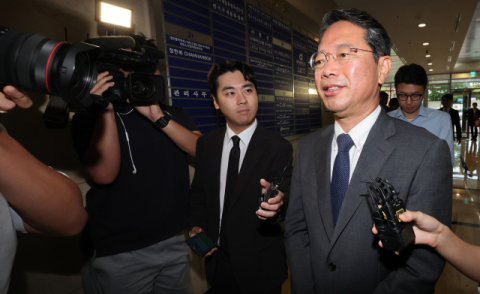 국감 중 청탁·일가족 철거민 특공… 靑 