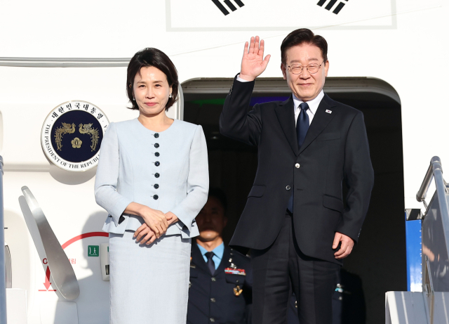 프랑스 국빈 방문 일정을 마친 이재명 대통령과 김혜경 여사가 9일(현지시간) 파리 오를리 공항 공군1호기에서 환송객에게 인사하고 있다. 연합뉴스