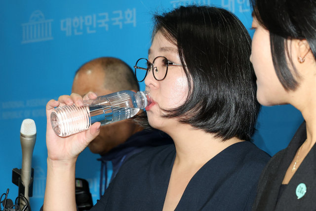 용혜인 성평등가족부 장관 후보자가 10일 국회 소통관에서 입장 발표 기자회견을 한 뒤 취재진과 질의응답에 앞서 물을 마시고 있다. 연합뉴스