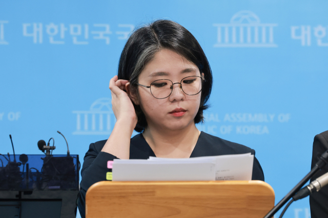 용혜인 성평등가족부 장관 후보자가 10일 국회 소통관에서 입장 발표 기자회견을 마친 뒤 취재진 질문을 받기 위해 준비하고 있다. 연합뉴스