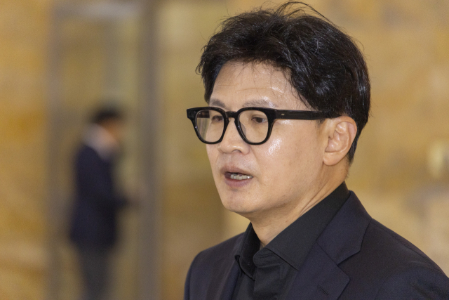 무소속 한동훈 의원이 지난 11일 국회에서 전날 본인의 기자회견 도중 논란이 됐던 '총리실 직원 회견 개입'과 관련해 입장을 말하고 있다. 연합뉴스