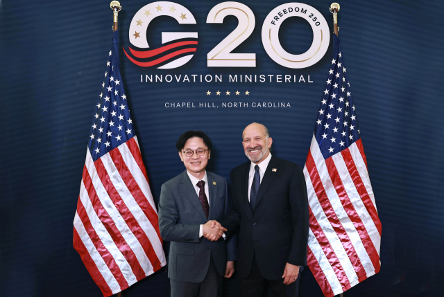 김정관 산업통상부 장관이 지난 2일(현지시간) 미국 노스캐롤라이나주 채플힐에서 열린 G20 혁신장관회의에 참석, 하워드 러트닉 미국 상무부 장관과 기념 촬영하고 있다. 산업부 제공