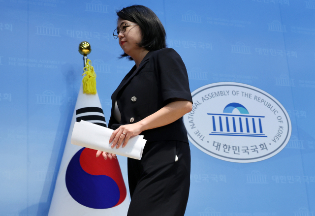 용혜인 성평등가족부 장관 후보자가 13일 국회 소통관에서 후보직 자진 사퇴 기자회견을 마친 뒤 이석하고 있다. 연합뉴스