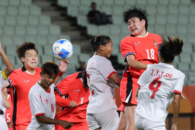 한국 여자축구 대표팀의 김민지(오른쪽 두 번째)가 지난 14일 일본 오사카에서 열린 2026 아이치·나고야 아시안게임 여자 축구 조별리그 1차전 미얀마의 경기에서 헤딩을 시도하고 있다.연합뉴스
