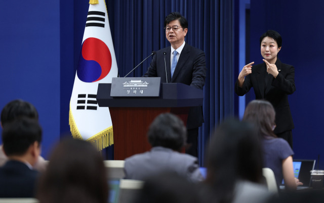 성기홍 홍보수석이 15일 청와대 춘추관에서 이재명 대통령 기자회견 관련 브리핑을 하고 있다. 청와대는 이재명 대통령이 18일 청와대 영빈관에서 취임 후 7번째 기자회견을 한다고 밝혔다. 연합뉴스