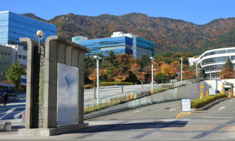 ‘근본 찾기’ 나선 부산대, 시계탑 이어 정문도 손본다