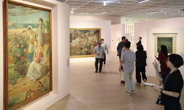 재개관 특별전 ‘그러나 우리는 아직도 이 바다 높은 물결 위에 있다: 1945-1953’ 프레스 투어가 열려 취재진이 작품을 감상하고 있다. 해당 전시는 해방 이후와 한국전쟁 전후의 현실을 미술로 조명해 예술가의 시선으로 재구성 한다. 왼쪽 작품은 이인성의 ‘해당화’(1944). 이원준 기자 lwj@