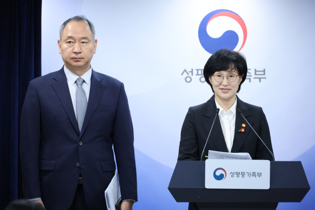원민경 성평등가족부 장관이 16일 서울 종로구 정부서울청사에서 임신중지 약물 도입 방안 브리핑을 하고 있다. 연합뉴스