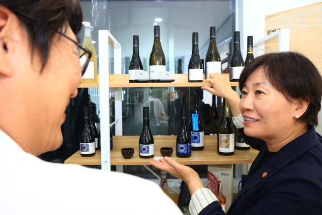 송미령 농림축산식품부 장관이 ‘농업회사법인 한영석의 발효연구소’를 찾아 회사를 둘러보면서 관계자들과 대화를 나누고 있다. 농식품부 제공