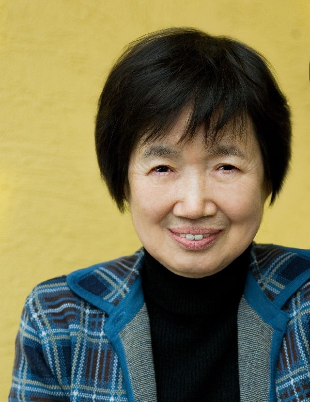 타계 15주년을 맞아 박완서 소설 속 한글 단어를 가려 뽑은 책이 출간됐다. 사진은 2010년 등단 40주년을 맞았던 박완서 작가 모습. 연합뉴스