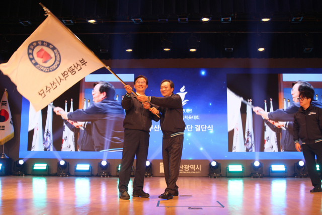 전재수 부산시장과 장인화 부산시체육회 장인화 회장이 선수단기를 흔들고 있다. 부산시체육회 제공