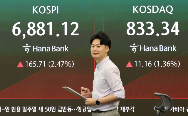 18일 서울 중구 하나은행 딜링룸에서 직원이 업무를 보고 있다. 이날 코스피는 2% 넘게 상승 출발해 장 초반 6,800대를 회복했다. 오전 9시 2분 현재 코스피는 전장보다 155.04포인트(2.31%) 오른 6,870.45다. 연합뉴스