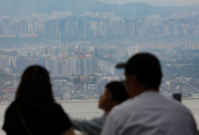 사진은 서울 남산에서 바라본 아파트 단지 모습. 연합뉴스