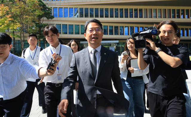 김승원 법무부 장관 후보자가 19일 사퇴 기자회견을 마치고 국회 소통관을 나서고 있다. 연합뉴스