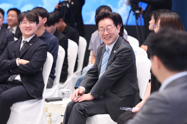 이재명 대통령이 19일 청와대에서 열린 청년의 날 기념식 행사에서 청년들의 발표를 듣고 있다. 연합뉴스