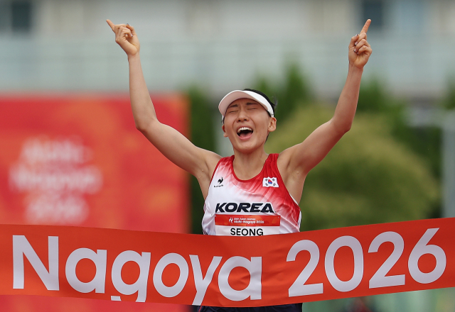 20일 일본 아이치현 안조 스포츠파크에서 열린 2026 아이치·나고야 아시안게임 근대5종 여자 개인 결승 레이저런 경기에서 한국 성승민이 결승선을 통과하며 환호하고 있다. 연합뉴스