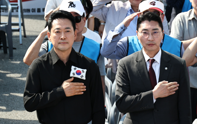 국민의힘 장동혁 대표가 19일 서울 종로구 경복궁역 앞에서 열린 사관학교 폐교 저지 범국민 총궐기대회에서 국기에 대한 경례를 하고 있다. 연합뉴스