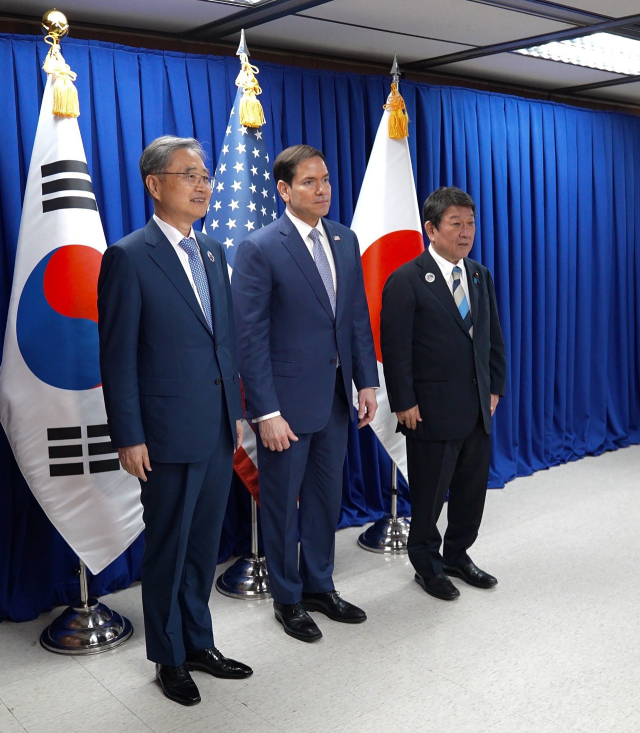 지난 7월 22일(현지 시간) 필리핀에서 조현(왼쪽) 외교부 장관, 마르코 루비오 미국 국무장관, 모테기 도시미쓰 일본 외무장관이 기념 촬영을 하고 있다. UPI연합뉴스