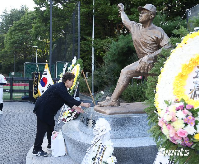 롯데 자이언츠의 전설 고 최동원 선수의 15주기를 맞아 지난달 12일 부산 사직야구장 앞 최동원 동상 앞에서 추모식이 열렸다. 고 최동원 선수의 모친 김정자 여사가 헌화하고 있다. 롯데 자이언츠 제공
