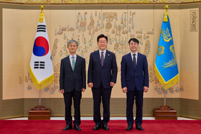 이재명 대통령이 21일 청와대에서 김성수 신임 대법관에게 임명장을 수여하한 뒤 기념촬영을 하고 있다. 왼쪽은 조희대 대법원장. 연합뉴스