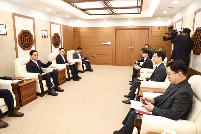 21일 박완수(왼쪽 첫 번째) 경남지사와 김민재(오른쪽 두 번째) 행자부 차관이 경남도청 접견실에서 미래대응기금 등과 관련한 현안을 논의하고 있다. 경남도 제공