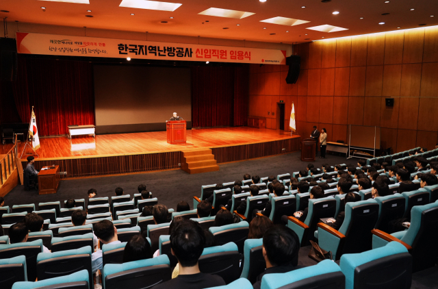 하동근 한국지역난방공사 사장이 신입직원의 임용식 후 소통행사를 갖고 있다. 한난 제공