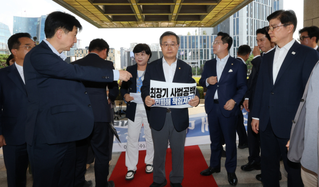 더불어민주당 한병도 원내대표, 국회 법제사법위원회 서영교 위원장 등이 23일 조희대 대법원장 대법관 재제청 거부 관련 서울 서초구 대법원을 항의 방문하고 있다. 연합뉴스