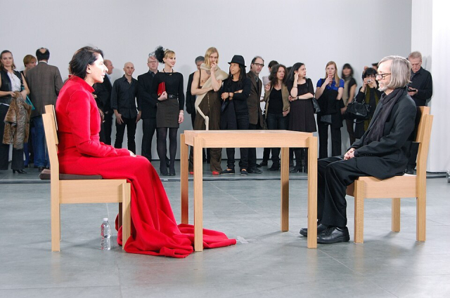 마리나 아브라모비치, The Artist is Present, 2010, MoMA, 사진 Andrew Russeth, Wikimedia Commons, CC BY 2.0.