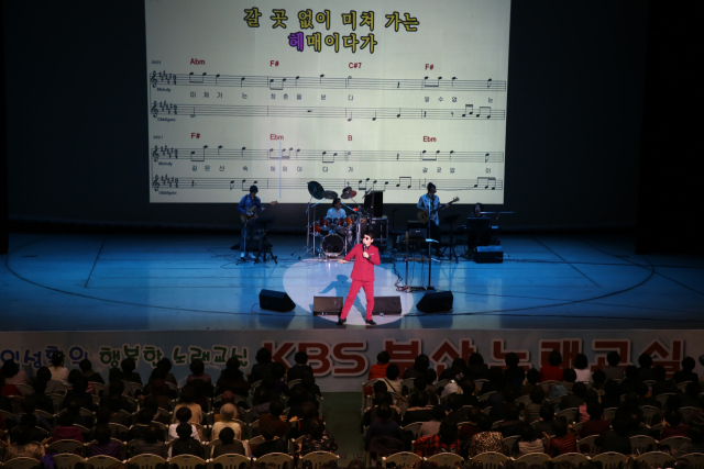 KBS부산은 22년간 부산 시민 180만 명이 찾은 ‘KBS부산 노래교실’이 기네스 세계기록 2개 부문에 동시에 공식 등재됐다고 밝혔다.