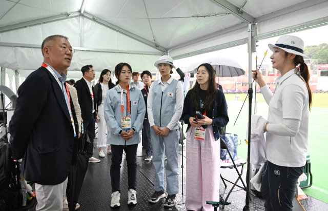 정의선(맨왼쪽) 대한양궁협회 회장이 29일 ‘2026 아이치·나고야 아시안게임’에 참가한 양궁 국가대표 선수들을 격려하고 있다.대한양궁협회 제공