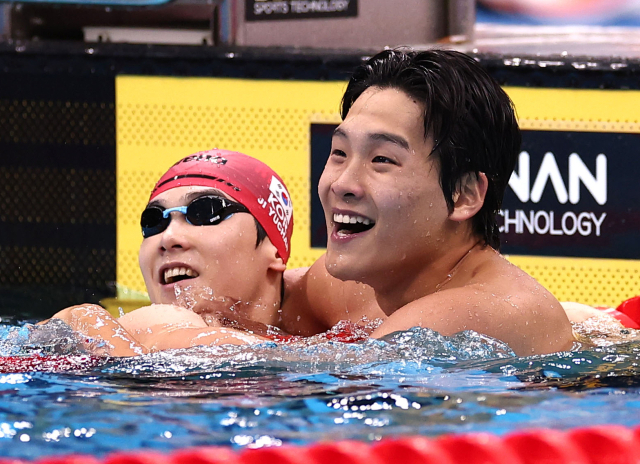 21일 도쿄 아쿠아틱스 센터에서 열린 2026 아이치·나고야 아시안게임 수영 남자 50m 개인 자유형 결승. 1위로 결승선을 통과한 한국 김영범(오른쪽)과 3위로 통과한 지유찬이 함께 기뻐하고 있다. 연합뉴스