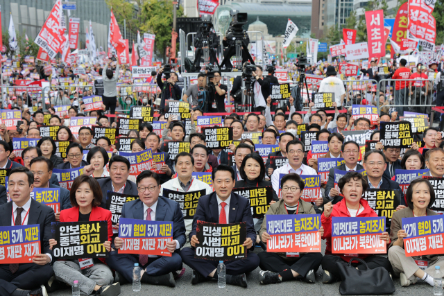 국민의힘 장동혁 대표를 비롯한 당원들이 3일 서울 숭례문 앞 세종대로에서 열린 국민의힘 '이재명 정권 심판, 민생회복·안보수호 국민행동대회'에서 구호를 외치고 있다. 연합뉴스