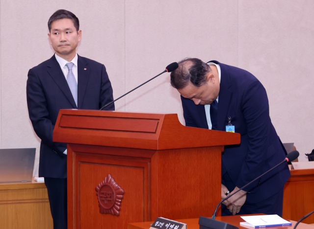 삼양사 이운익 대표(오른쪽)가 7일 국회에서 열린 농림축산식품해양수산위원회 국정감사에서 담합 등 부당거래행위와 관련, 고개 숙여 사과하고 있다. 연합뉴스
