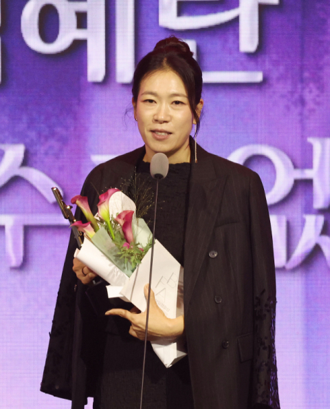 여우조연상 염혜란 “새로운 시도 응원 받아 감사” [부일영화상 2026]