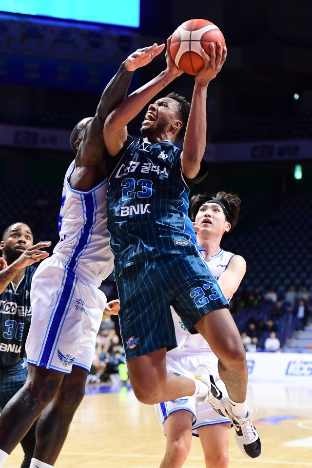 부산 KCC의 루이스 킹(오른쪽)이 지난 7일 부산 사직체육관에서 열린 한국가스공사와의 경기에서 슛을 시도하고 있다. KBL 제공