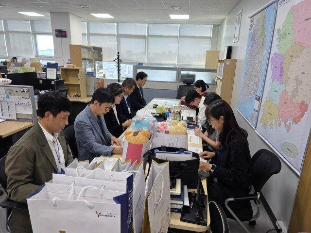 양산시와 시의회 사무국 직원들로 구성된 방문단이 지난 7일 행정안전부 자치분권제도과를 찾아 기준 인력 증원과 기준 인건비 증액을 건의하고 있다. 양산시 제공